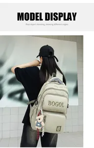 Lässiger Segeltuch-Schulrucksack Detail mit Mehrfachtaschen und süßem Bärenanhänger.