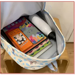 Detailansicht des süßen Studentenrucksacks mit geräumigem Innenraum und praktischem Design.