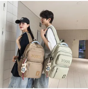 Detailansicht des großen Canvas-Rucksacks mit vielen Taschen und süßem Bärenanhänger.