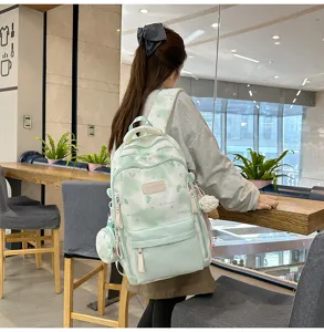 Detailansicht des ästhetischen, frischen grünen Batik-Leinwand-Rucksacks für Schüler.