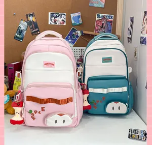 Detalle en primer plano de la mochila escolar grande para estudiantes con bonito diseño de manzana.