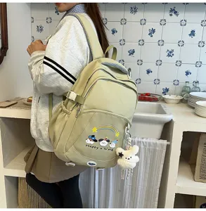 Vista detallada de la mochila informal verde claro de estilo japonés con bordado y llavero.