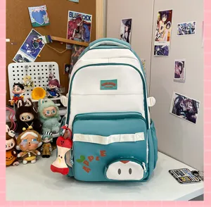Mochila escolar grande verde y blanca para estudiantes con bonito colgante de manzana.