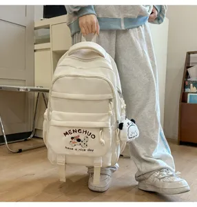 Detailansicht des niedlichen Hunderucksacks mit Stickerei, ideal für Studenten und Freizeit.