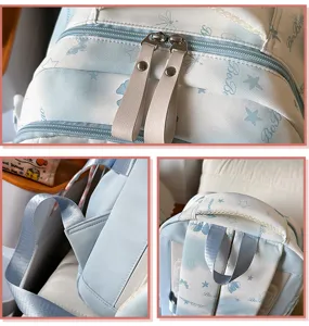Hellblauer ästhetischer Rucksack mit niedlichen Stern- und Schleifenprints und Reißverschlüssen.