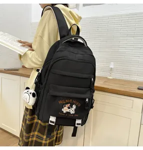 Detailansicht des schwarzen Schulrucksacks mit niedlicher Welpenstickerei und Fächern.