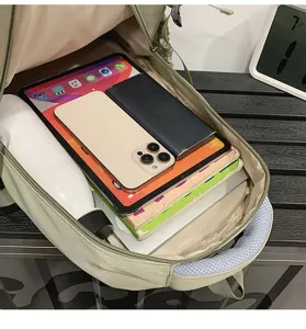 Detailansicht des geräumigen Innenraums dieses lässigen Rucksacks mit praktischen Fächern.