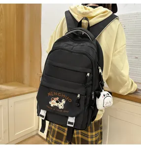 Detailansicht des koreanischen schwarzen Studentenrucksacks mit süßer Hunderadierung.