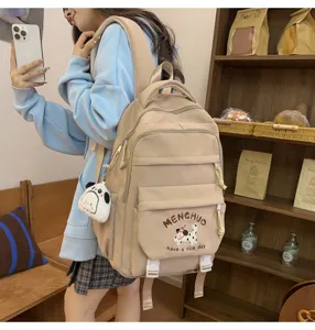 Lässiger Schulruckucksack mit süßem Cartoon-Stickmuster und mehreren Fächern.