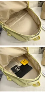 Detalle interior de la mochila amarilla ligera que muestra compartimentos amplios y bolsillos.