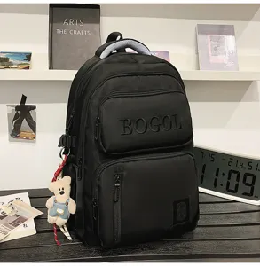 Großer schwarzer Studentenrucksack mit süßem Bärenanhänger und BOGOL-Buchstabenstickerei.
