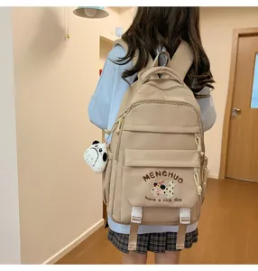 Detailansicht des stylischen Schulrucksacks mit niedlicher Hunde-Stickerei und Fächern.
