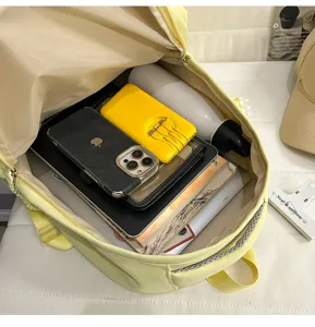 Detalle interior de la mochila amarilla de gran capacidad con amplio espacio de almacenamiento.