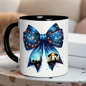 Keramische koffiekop met zwart handvat en rand, blauw sterren strik kerstontwerp voor op kantoor.
