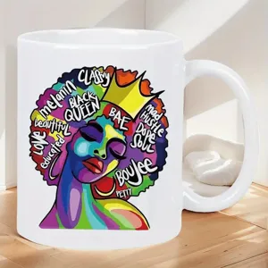 Vista dettagliata di tazza in ceramica bianca con grafica afrocentrica e parole motivazionali.