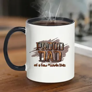 Close-up van een originele keramieken koffiekop met grappige quote voor op kantoor gebruik.
