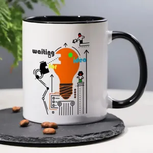 Creatieve keramische mok met gloeilampontwerp, zwarte handgreep voor kantoor en thuis.