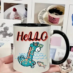 Keramische koffiekop met zwart handvat en schattige giraffe print voor drank.