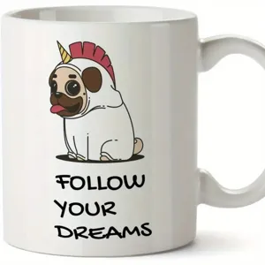Weißer Keramik Kaffeetasse mit süßem Mops Einhorn Design und motivierender Typografie.