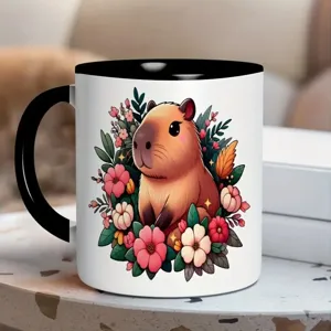 Detailopname van de schattige capibara en bloemenillustratie op de keramische mok.