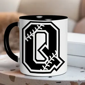 Klassieke zwart-witte keramische koffiemok met varsity letter Q voor kantoor gebruik.