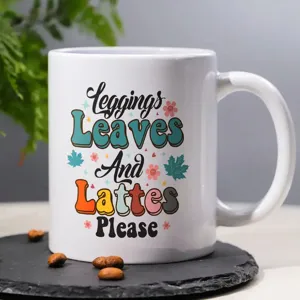 Weiße Keramik Kaffeetasse mit Retro Herbstblatt Muster, ideal für Büro und den täglichen Gebrauch.