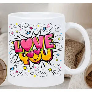 Dettaglio tazza da caffè in ceramica bianca con design colorato pop art dell'amore per ufficio.