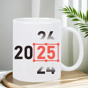 Taza de cafe de ceramica blanca con diseno personalizado de 2025, ideal para oficina y uso diario.