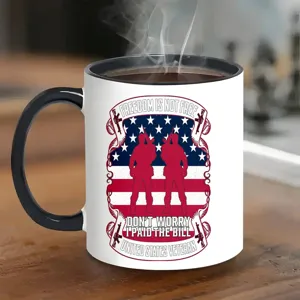 Detailansicht der individuell bedruckten Keramikkaffeetasse mit patriotischem Veteranen-Design.