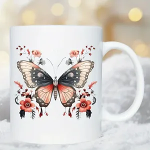 Vista dettagliata della tazza in ceramica bianca con delicato design floreale e farfalla.