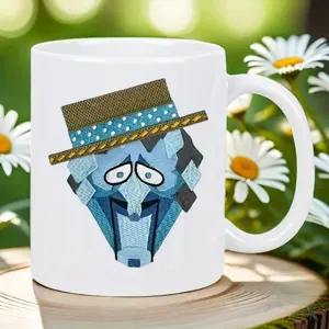 Taza de café de cerámica blanca con impresión artística de personajes, ideal para oficina.