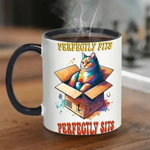 Nahaufnahme Detail einer Keramiktasse mit niedlicher Katzenillustration und witzigem Spruch.