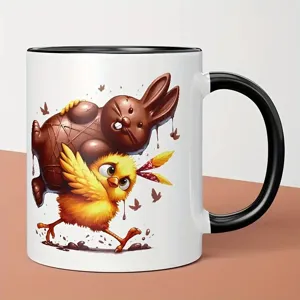 Detailansicht der Keramiktasse mit süßem Cartoon-Tierdruck, schwarzem Henkel und Rand.