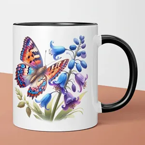 Keramiktasse mit buntem Schmetterling und Glockenblumen Motiv, schwarzer Henkel und Rand.