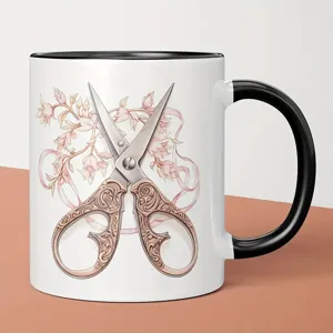 Detailansicht der Keramiktasse mit vintage Scheren und rosafarbenem Blumenmuster für Büro.