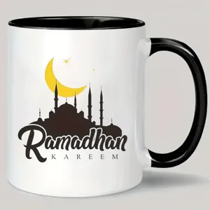 Weißer Keramik Kaffeebecher mit schwarzem Henkel und Rand, stilvolles Ramadan Kareem Design.