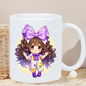 Vista detallada de una taza de café de cerámica blanca con un tierno estampado de anime y asa.