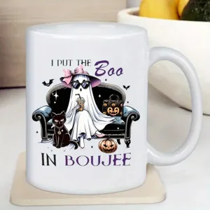 Vue détaillée de la tasse à café en céramique blanche avec impression de fantôme pour le bureau.