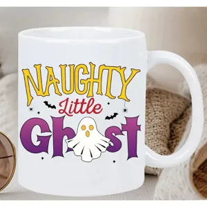 Vue détaillée de la tasse à café en céramique blanche avec motif de fantôme et texte.