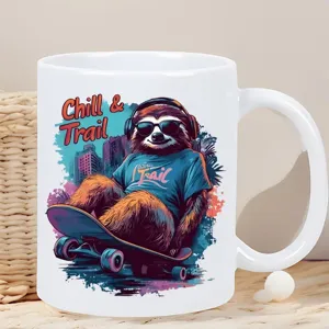 Detailansicht der weißen Keramiktasse mit coolem Faultier Skateboard Motivaufdruck.
