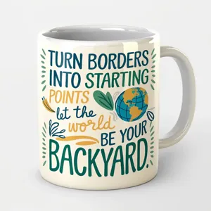Detailansicht der weißen Keramiktasse mit inspirierendem Textdruck für den Büroalltag.