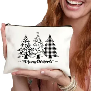 Bolsa de maquillaje blanca de lona con bonitos estampados de árboles de navidad y cierre de cremallera.