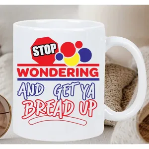 Nahaufnahme Detailansicht der weißen Keramik Kaffeetasse mit buntem bedruckten Grafik Slogan.