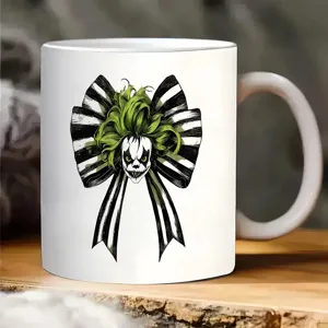 Detailansicht einer weißen Keramiktasse mit gruseligen schwarz-weißen Schleifen-Muster.
