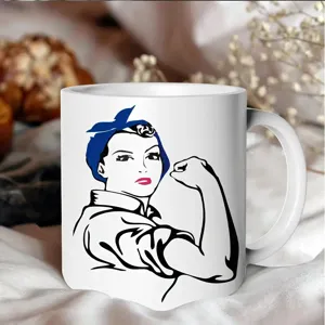 Nahaufnahme einer weißen Keramik Kaffeetasse mit ikonischem Vintage Frauen Power Motiv.