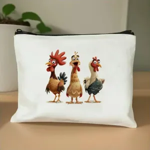 Detalle de bolsa de cosméticos con estampado de pollo, estuche blanco de lona con cremallera.