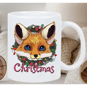 Nahaufnahme der weißen Keramiktasse mit süßem Weihnachtsfuchs-Druck und festlichem Text.