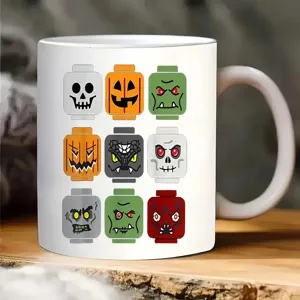 Nahaufnahme einer weißen Keramik Kaffeetasse mit einem lustigen Halloween Lego Minifiguren Köpfe Design.