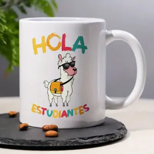 Nahaufnahme der weißen Keramik Kaffeetasse mit niedlichem Alpaka Motiv und modernem Aufdruck.