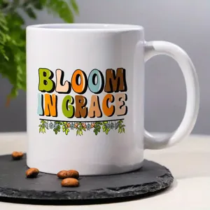 Weisse Keramik Kaffeetasse mit inspirierendem Spruch Motiv und Blumenmuster fuer das Buero.